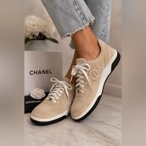 Chanel Interlocking CC Logo Suede Sneakers Light Beige size 41 (US 11) NP504